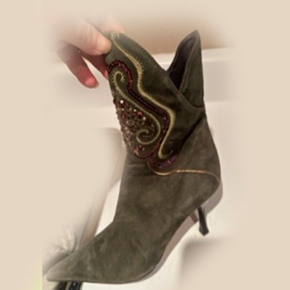 RARE! Moda di Fausto Olive Suede Sequin Heeled Ankle Boots. Size 37.5 (US 7.5) - Picture 8 of 12